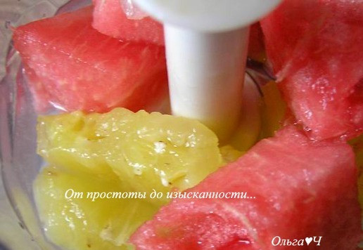1. Этап. Арбузно-ананасовый коктейль: Ананас и арбуз нарежьте кусочками, поместите в чашу блендера, добавьте половину мартини.