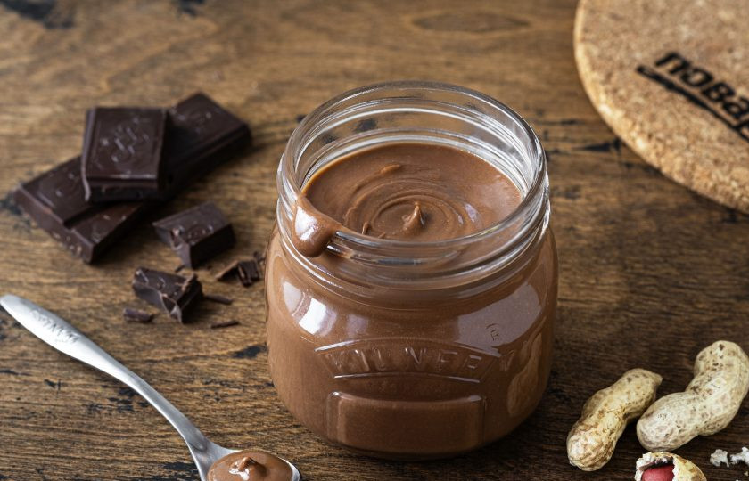 1. Этап. Шоколадная арахисовая паста: Перелейте пасту в баночку для хранения. Дайте время остыть, чтобы она немного застыла. Шоколадная арахисовая паста готова, приятного аппетита!