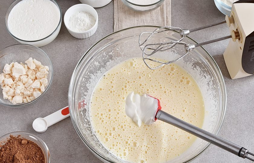 1. Этап. Торт в мультиварке: Добавьте 200 мл. сметаны и аккуратно перемешайте.