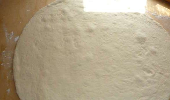 1. Этап. Баурсаки казахские: Теперь мы выкладываем тесто на ровную поверхность и раскатываем из него пласт толщиной 0,8-1 сантиметр.