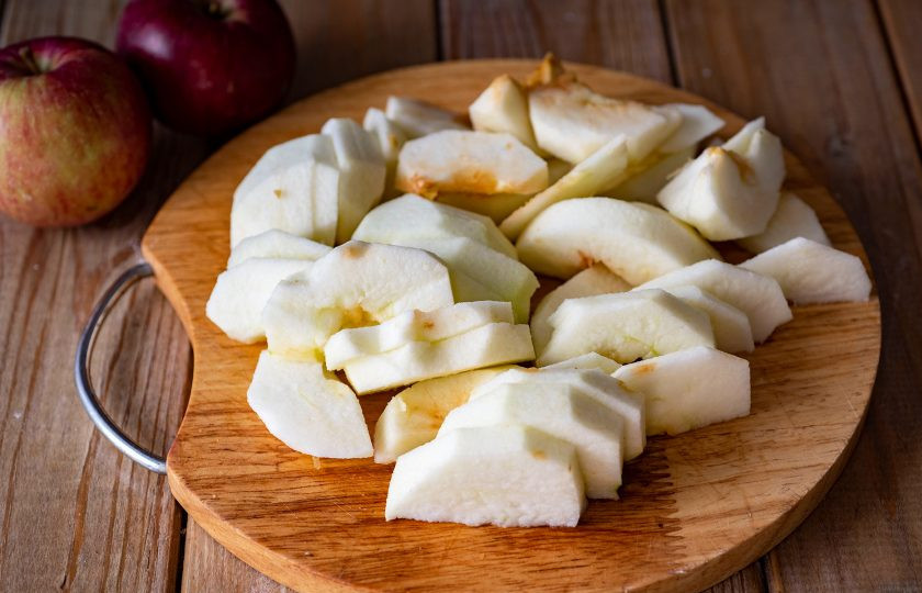 1. Этап. Тарт Татен: Яблоки почистите от кожуры, удалите семена, нарежьте мякоть крупными ломтиками.