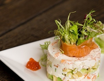 1. Этап. Салат сливочный: Снимаем кольцо , украшаем салат. Для этого пластик семги сворачиваем с листиками салата и выставляем на салат. Рядом вкладываем икру.