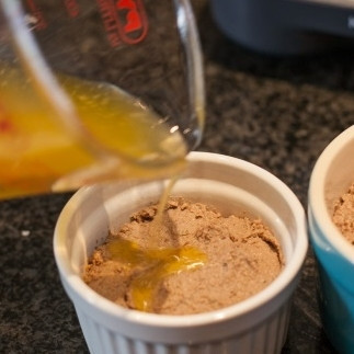 1. Этап. Паштет из куриной печенки: 7. Выложите готовый паштет из куриной печени в формочки, залейте растопленным сливочным маслом и оставьте на ночь. Маслом можно и не заливать (если не хотите).