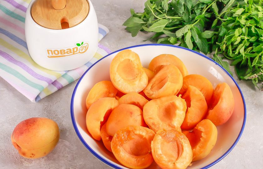 1. Этап. Абрикосы с сахаром на зиму: Фрукты промойте в воде несколько раз, располовиньте и удалите косточки.