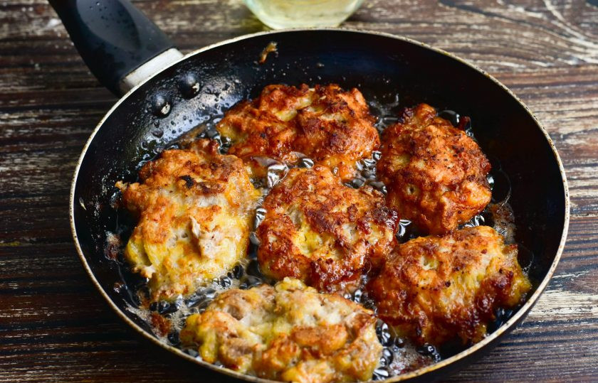 1. Этап. Оладьи из рубленой свинины: Жарьте их до красивой и румяной корочки. Огонь сделайте почти минимальным.