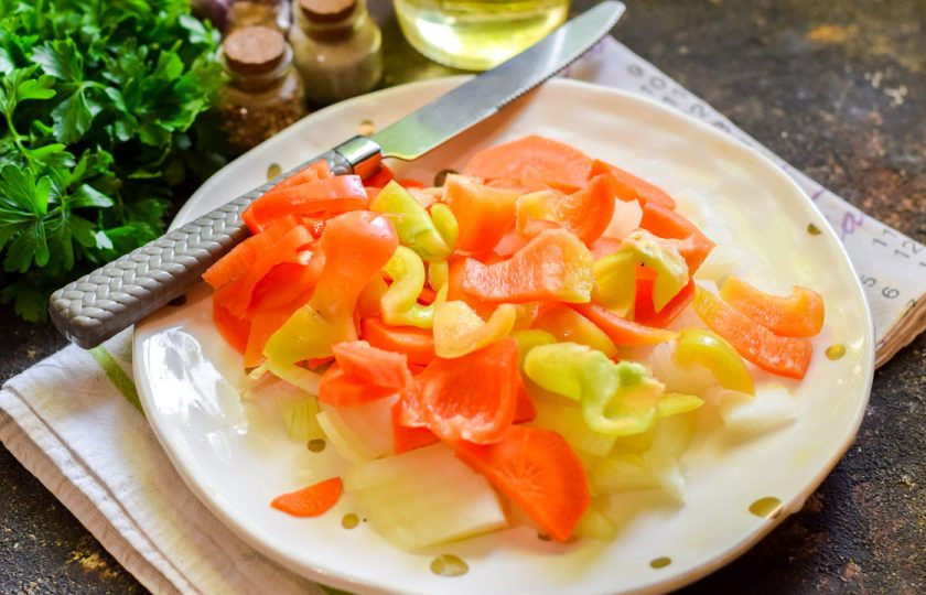 1. Этап. Зеленое лобио: Также очистите и сполосните сладкий перец, просушите и нарежьте пластинами.