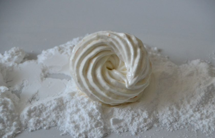 1. Этап. Апельсиновый зефир: Через 5-6 часов сушки зефир должен легко сниматься с листа. Скрепите его попарно и обваляйте в сахарной пудре.