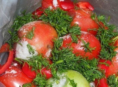 1. Stage. Tomatoes in the package: Wash the tomatoes well, cut off the legs. Fold in a bag, add salt, sugar, chopped garlic and chopped dill.