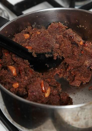 1. Этап. Халава: Манку постоянно перемешиваем, чтоб она полностью впитала в себя весь сироп.