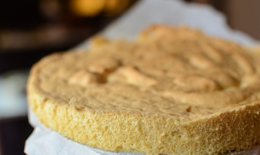 1. Этап. Бисквитные пирожные: Выпекайте бисквит 10 минут. Затем, не открывая духовку, а только выключив её, подержите бисквит внутри ещё 10 минут. И открыв духовку, дайте ему остыть в течении 10 минут.