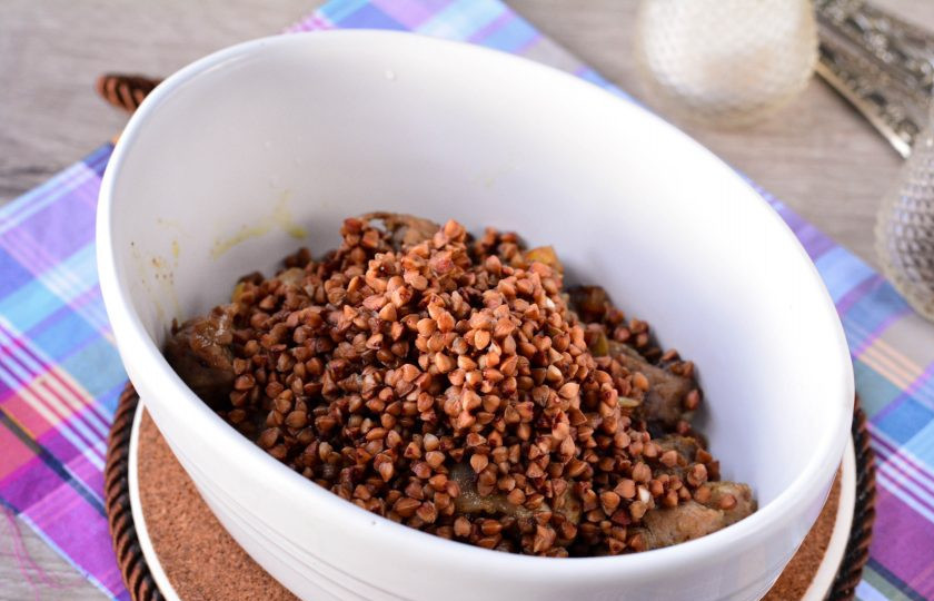 1. Этап. Гречка с мясом «Роскошная»: Промойте гречку и всыпьте ее к мясу.