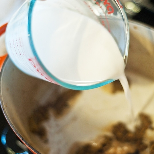 1. Этап. Рыбное карри: Добавьте кокосовое молоко.