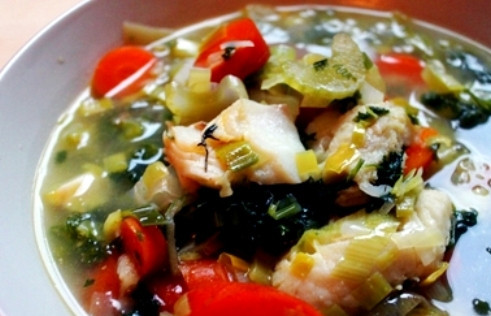 1. Этап. Уха из пикши: Варите уху на слабом огне в течение 30 минут под крышкой. Не забудьте достать лавровый лист и тимьян перед подачей. Приятного аппетита!