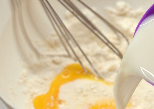 1. Этап. Панкейки с начинкой внутри: Взбиваем в общей посуде просеянную муку вместе с солью, разрыхлителем теста и сахаром. Вбиваем яйцо, струйкой вливаем молоко, перемешиваем всё венчиком.