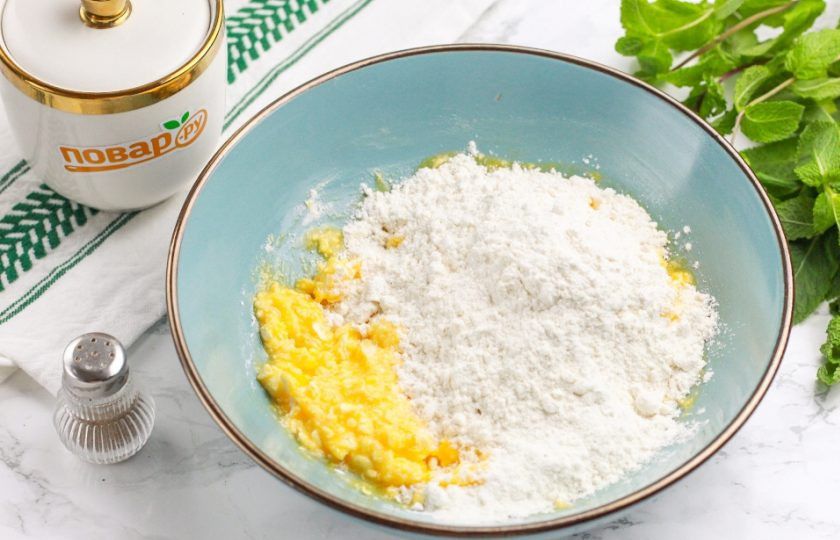 1. Этап. Домашнее печенье: Всыпьте по частям пшеничную муку и вымешайте тесто.