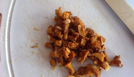 1. Этап. Персики, фаршированные курицей: 4. Еще один необязательный, но весьма удачный ингредиент - это грибочки. Их нужно вымыть, обсушить и измельчить.