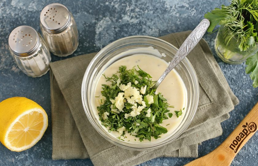 1. Этап. Диетическая заправка для салатов: Добавьте пропущенный через пресс чеснок и сок лимона.
