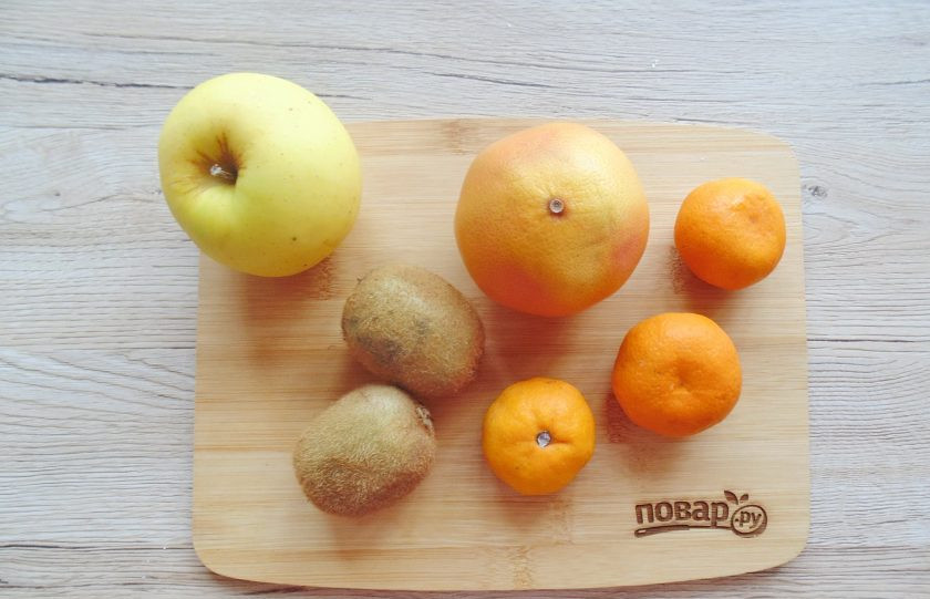 1. Этап. Фруктовый салат из мандаринов и яблок: Подготовьте ингредиенты для приготовления фруктового салата.