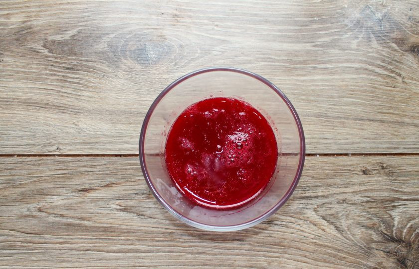 1. Этап. Компот их жмыха красной смородины: Отожмите сок и уберите его пока в холодильник.