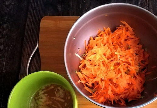 1. Этап. Горячий бутерброд с кабачком и морковью: Натираем так же морковь и тоже отожмём сок. Помещаем к кабачкам.