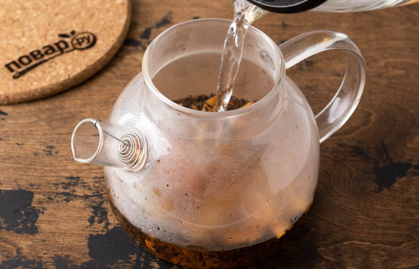 1. Этап. Яблочный чай с пряностями: Влейте горячую воду.