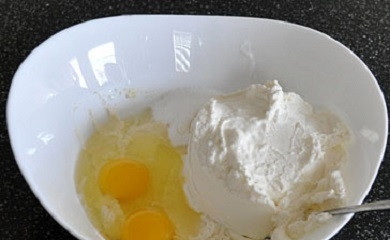 1. Этап. Запеканка творожная диетическая в духовке: 2. В глубокую мисочку отправьте яйца. Туда же выложите нежирный творог. Тщательно взбейте все до однородности.