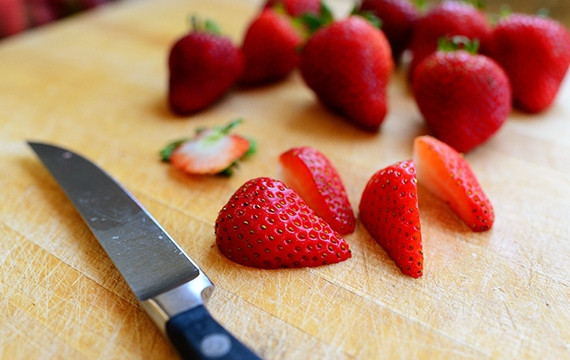 1. Этап. Курица с клубникой в лаваше: 4. Нарежьте клубнику на четыре части.