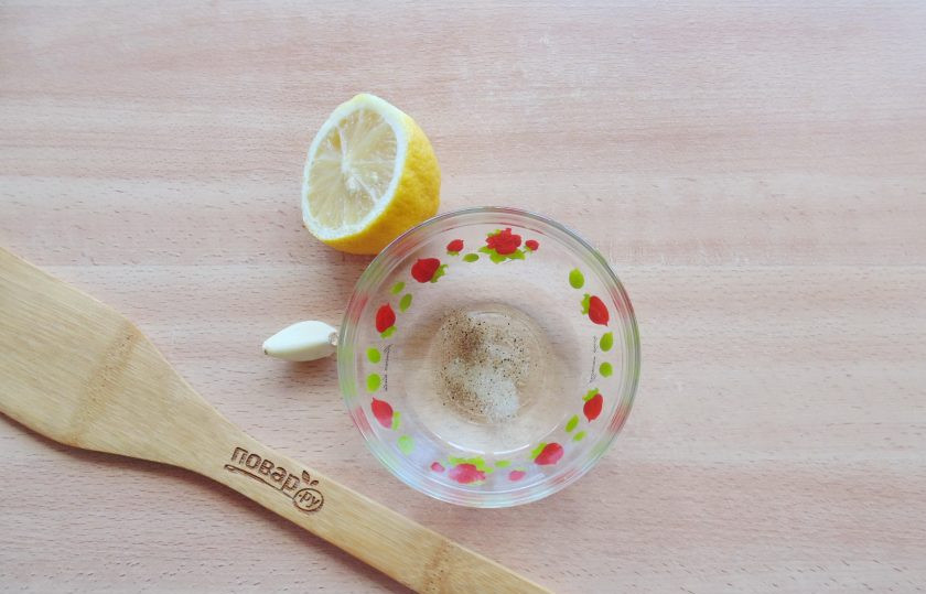 1. Этап. Салат с фасолью и яблоками: Приготовьте заправку для салата. В мисочку налейте растительное масло, добавьте соль, перец черный молотый, измельченный зубчик чеснока и лимонный сок. Тщательно перемешайте все ингредиенты.