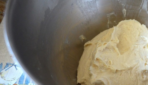 1. Этап. Венгерские лепёшки Лангош: Замесить тесто, оно мягкое, липнущее к рукам. Накрыть, оставить в тепле на 45-60 минут.