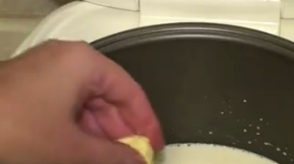 1. Этап. Кукурузная каша в мультиварке: Положите в мультиварку кусочек масла и закройте крышку. Выберите режим 