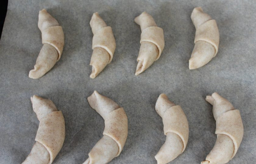 1. Этап. Постные круассаны: Выкладываем круассаны на противень. Запекаем в духовке при температуре 180-190 градусов около 20-25 минут.