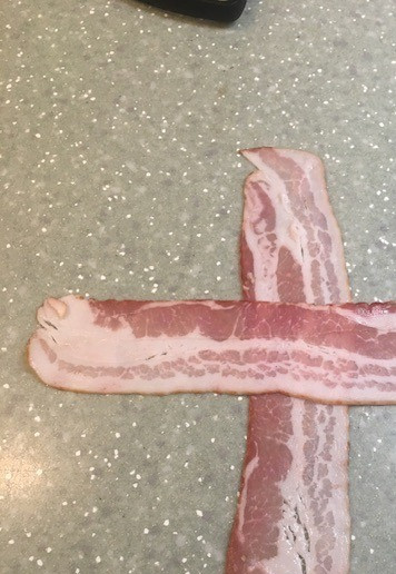 1. Этап. Мешочки из свинины с начинкой: Крест - накрест выложить полоски бекона. У меня сырокопченый.