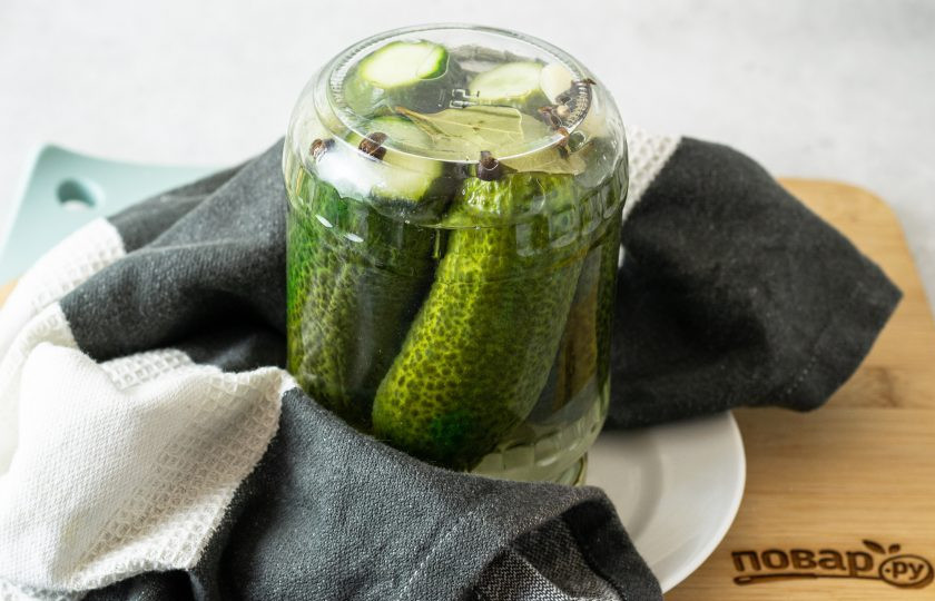 1. Этап. Консервированные огурцы с уксусом: Переверните вверх дном, укутайте в кухонное полотенце и оставьте так до полного остывания.