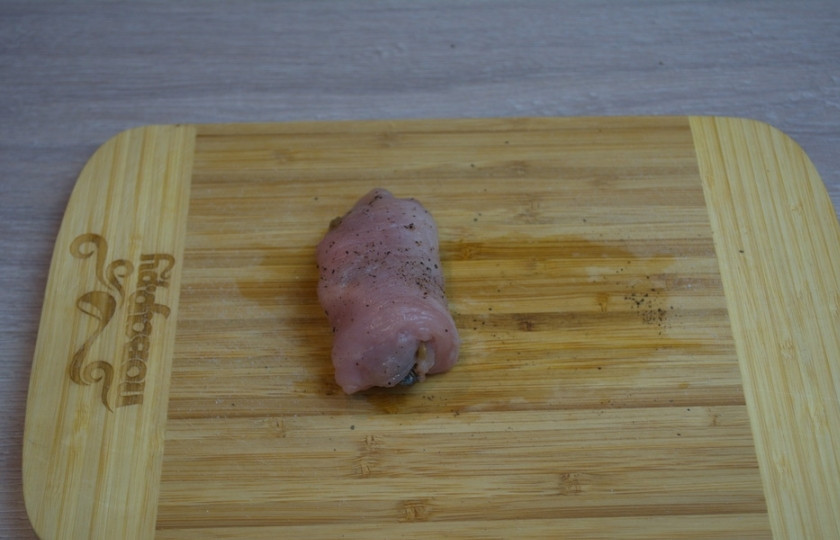 1. Этап. Котлеты по-киевски с грибами: Сверните в рулетик. Куриное мясо податливо. Если зажать такой рулетик в ладошках, то он хорошо сформируется, заключив начинку внутри рулетика.