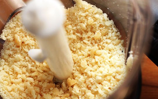 1. Этап. Паста с лососем и сыром: Пармезан измельчите в крошку с помощью блендера.