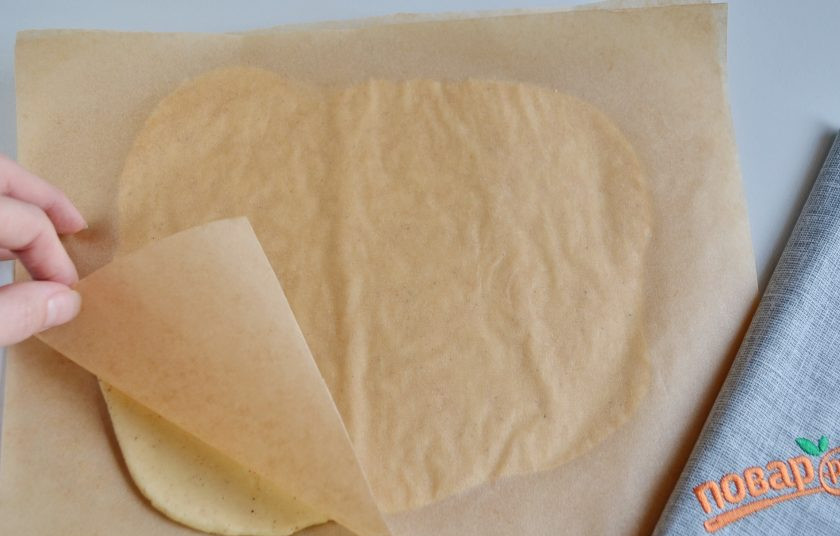 1. Этап. Печенье Елочные игрушки: Снимите второй лист. Он очень легко отходит.