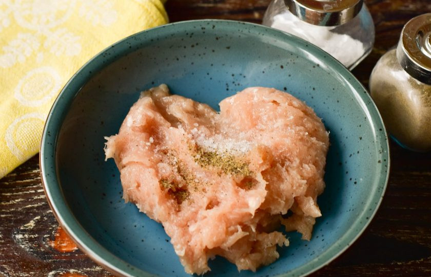 1. Этап. Мясные кольца в духовке: В фарш добавьте соль и перец черный молотый. Все хорошо перемешайте.