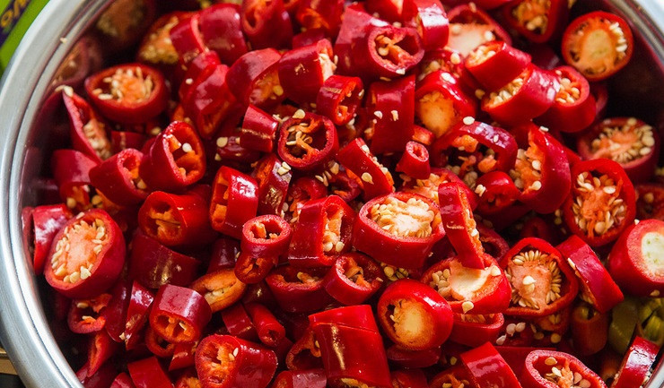 1. Этап. Аджика Кавказская на зиму: 3. Выложите их в большую кастрюлю, добавьте соль, отправьте на огонь. Очистите от кожицы томаты, измельчите и добавьте сверху. После закипания убавьте огонь и оставьте массу томиться. В конечном счете количество соуса должно уменьшиться примерно на треть, чтобы аджика 