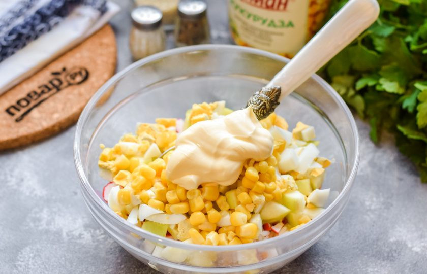 1. Этап. Крабовый салат с рисом и яблоком: Заправьте салат майонезом, добавьте соль и перец по вкусу, перемешайте и подавайте к столу.