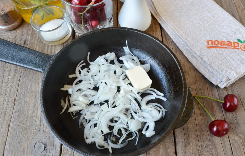 1. Этап. Филе индейки под вишневым соусом: На другой сковороде обжарьте порезанный полукольцами лук на смеси сливочного и растительного масла. Лук не должен быть пережарен, следите.