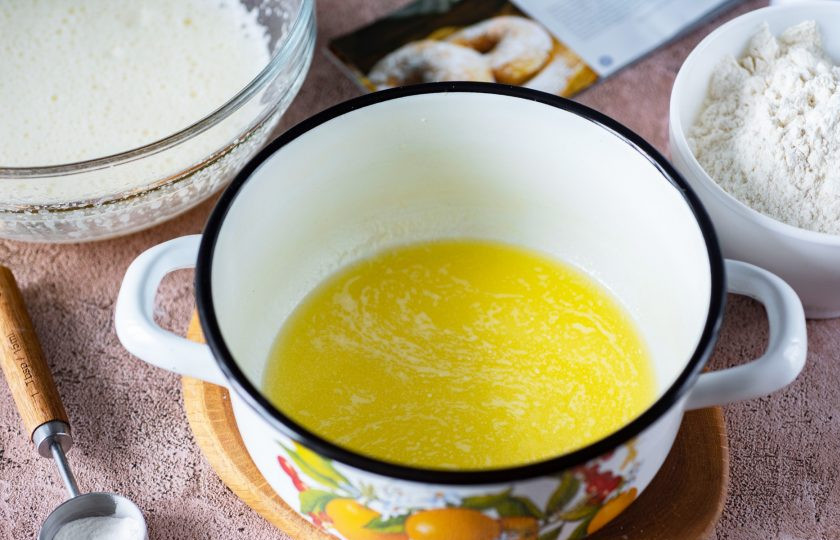 1. Этап. Пончики в мультипекаре: Сливочное масло растопите в удобной кастрюльке на маленьком огне.