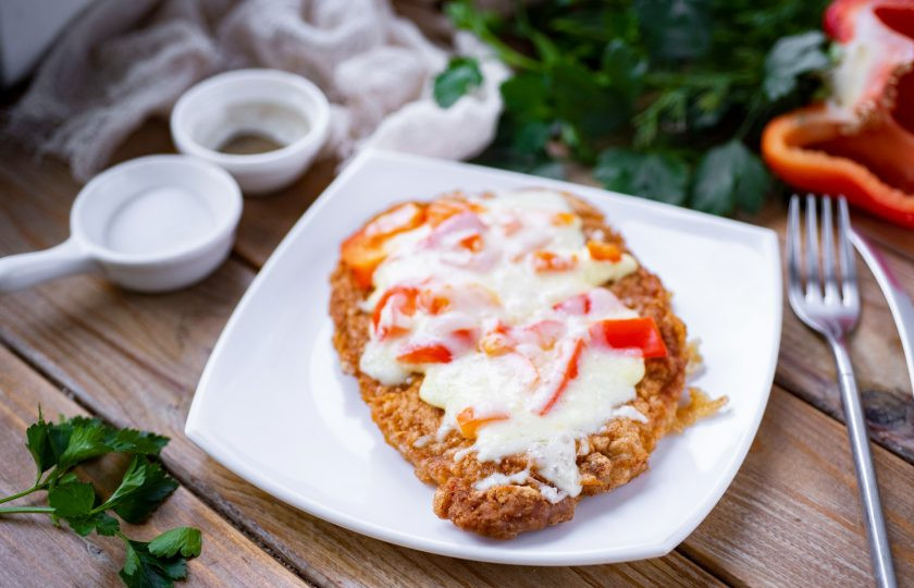 1. Этап. Отбивные с болгарским перцем: Готовые отбивные с болгарским перцем подавайте к столу горячими. Приятного аппетита!