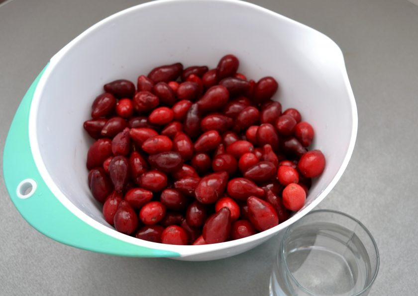 1. Этап. Сок кизиловый: Подготовьте ингредиенты для приготовления сока.