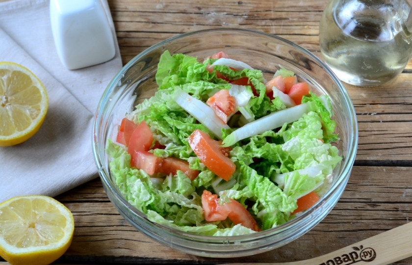 1. Этап. Салат из пекинской капусты и помидоров: Перемешайте салат. Подавайте его в дополнение к различным горячим блюдам или в качестве перекуса. Кушайте с удовольствием!