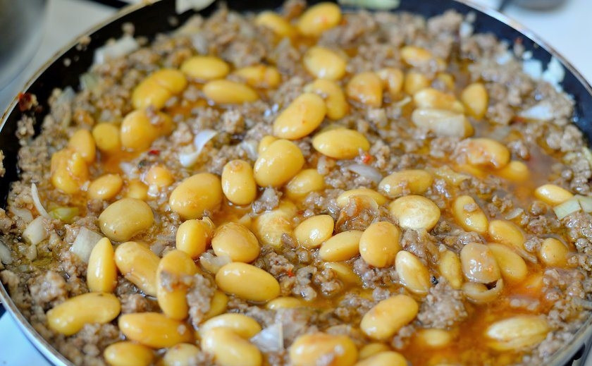 1. Этап. Пирог пастуха: 4. Отправьте фасоль в сковороду и готовьте мясо на медленном огне в течение 5-7 минут.