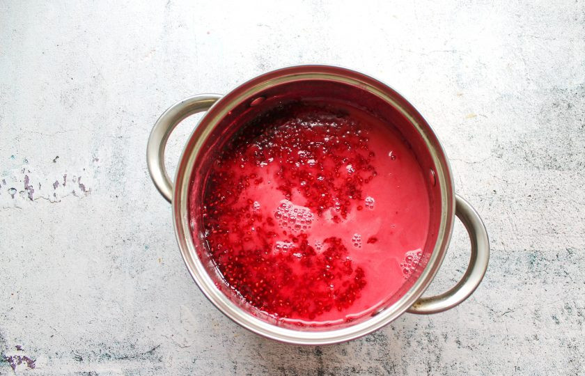 1. Этап. Варенье из малины с крахмалом: Крахмал разведите в воде и, мешая, введите его в варенье.