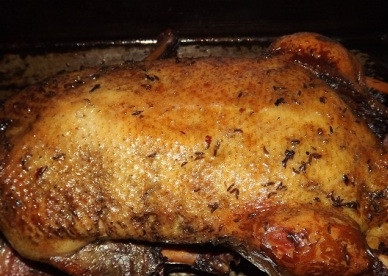 1. Этап. Утка в вине: Запекаем до красивой румяной корочки, при этом из утки еще и уйдет лишний жир. Но не пересушите птицу!