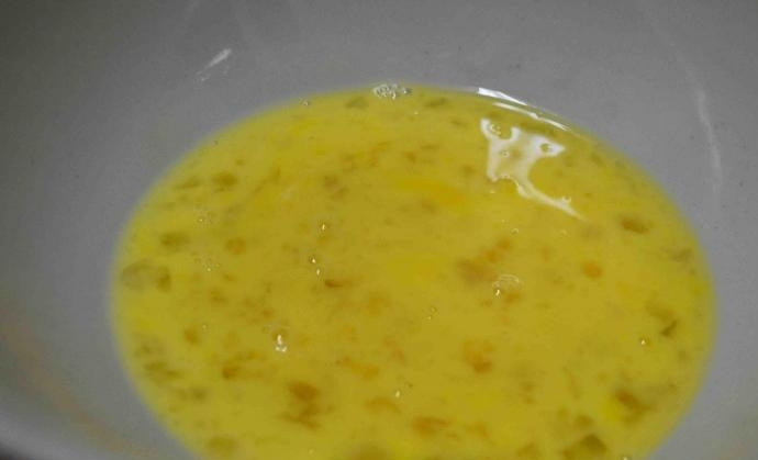 1. Этап. Котлеты по-киевски классические: В миске взбейте яйца. В другую всыпьте сухари. Сделайте зелёное масло: сливочное масло перемешайте с мелко нарезанной зеленью.