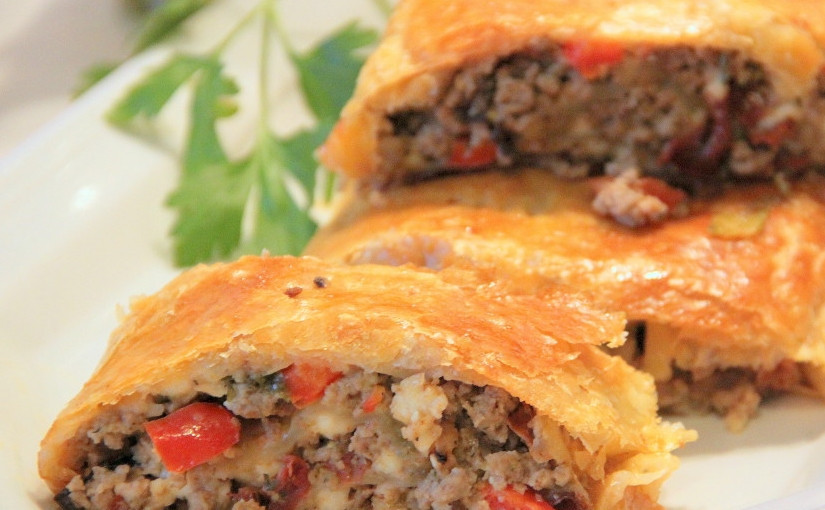 1. Этап. Мясной штрудель в духовке: 4. Как только тесто зарумянится, можно рулет доставать и подавать к столу!