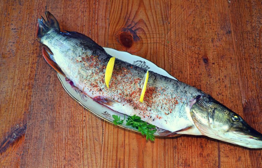 1. Этап. Щука в фольге на углях: В брюшко вложите ломтик лимона и веточку петрушки. Много зелени не стоит использовать, она даст лишнюю влагу.